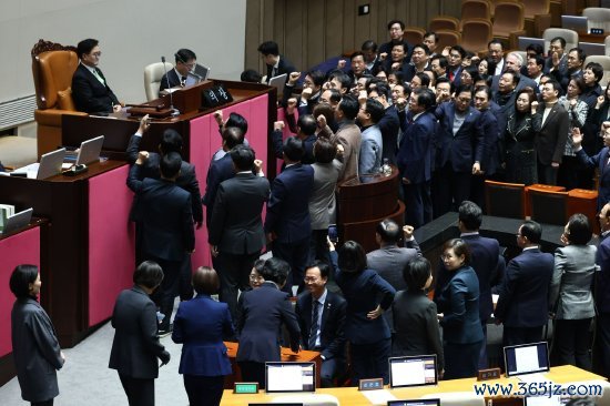正规配资网排名 韩国两周之内标谤两位教唆东谈主 政事危险进一步加深